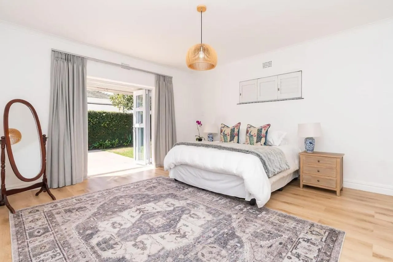 Σπίτι διακοπών Contemporary 4-Bedroom Oasis Κέιπ Τάουν