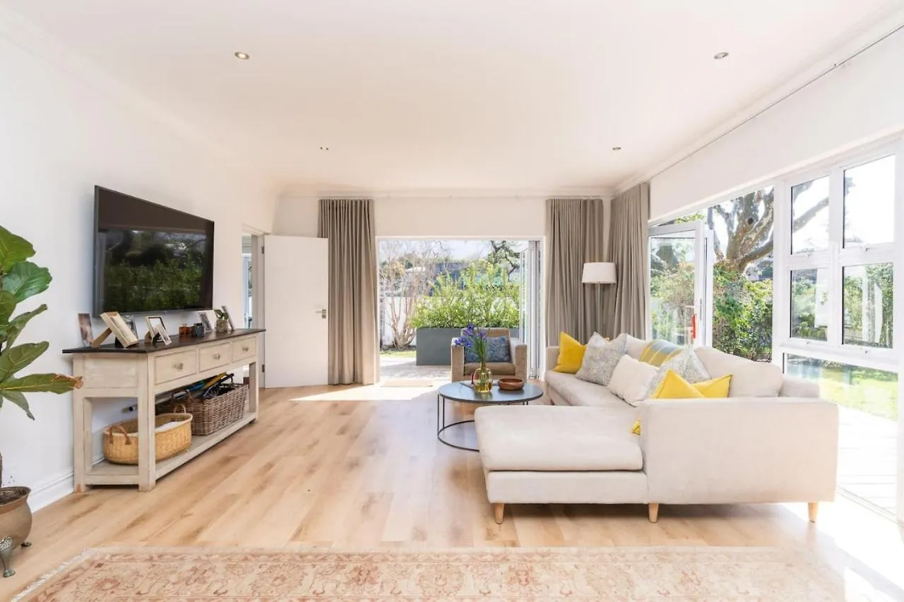 Σπίτι διακοπών Contemporary 4-Bedroom Oasis Κέιπ Τάουν