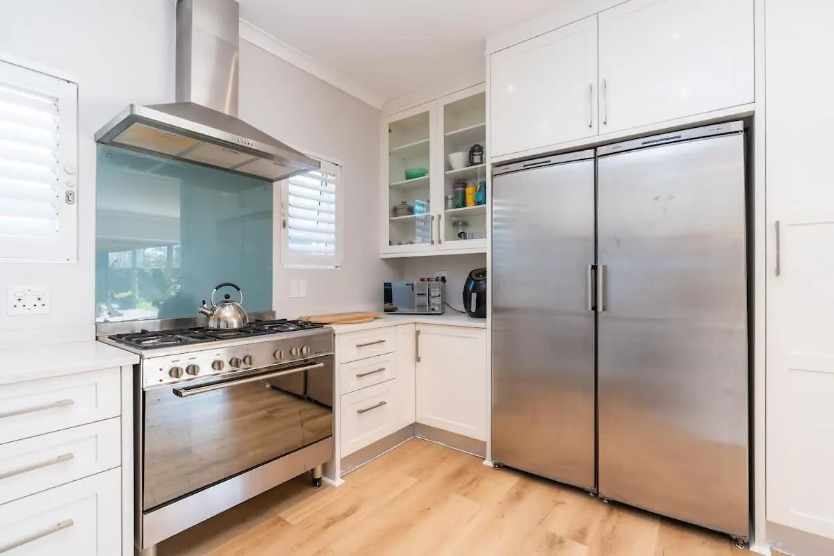 Contemporary 4-Bedroom Oasis Κέιπ Τάουν 0*,