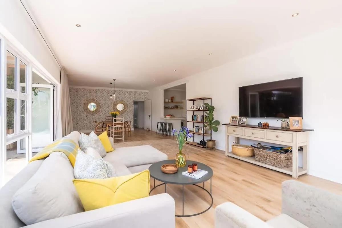 Contemporary 4-Bedroom Oasis Κέιπ Τάουν