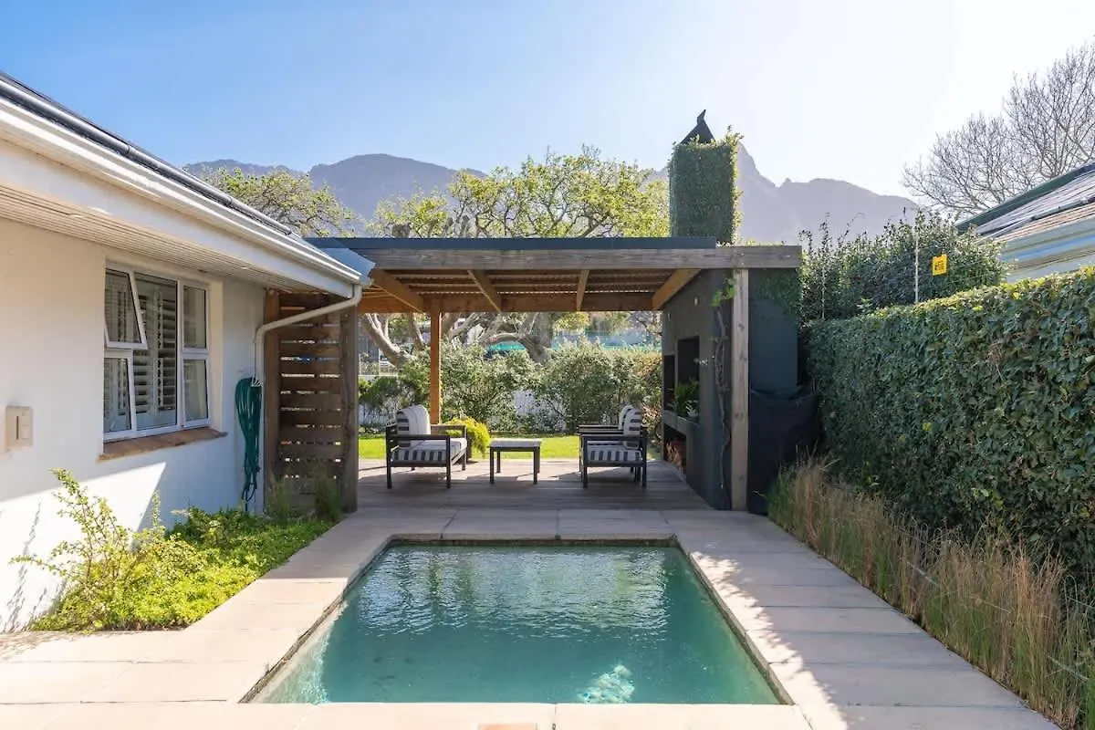 Contemporary 4-Bedroom Oasis Κέιπ Τάουν