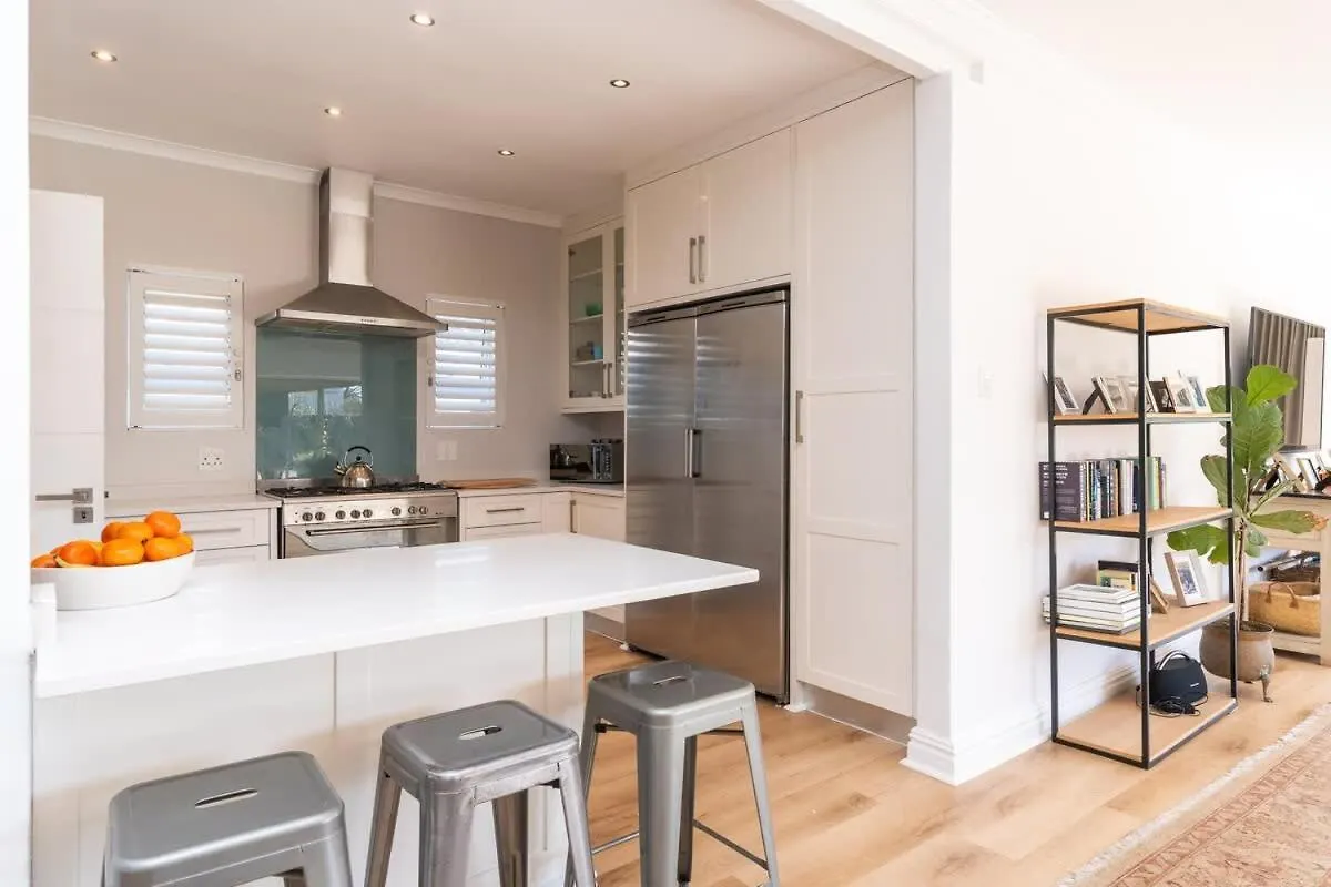 Contemporary 4-Bedroom Oasis Κέιπ Τάουν