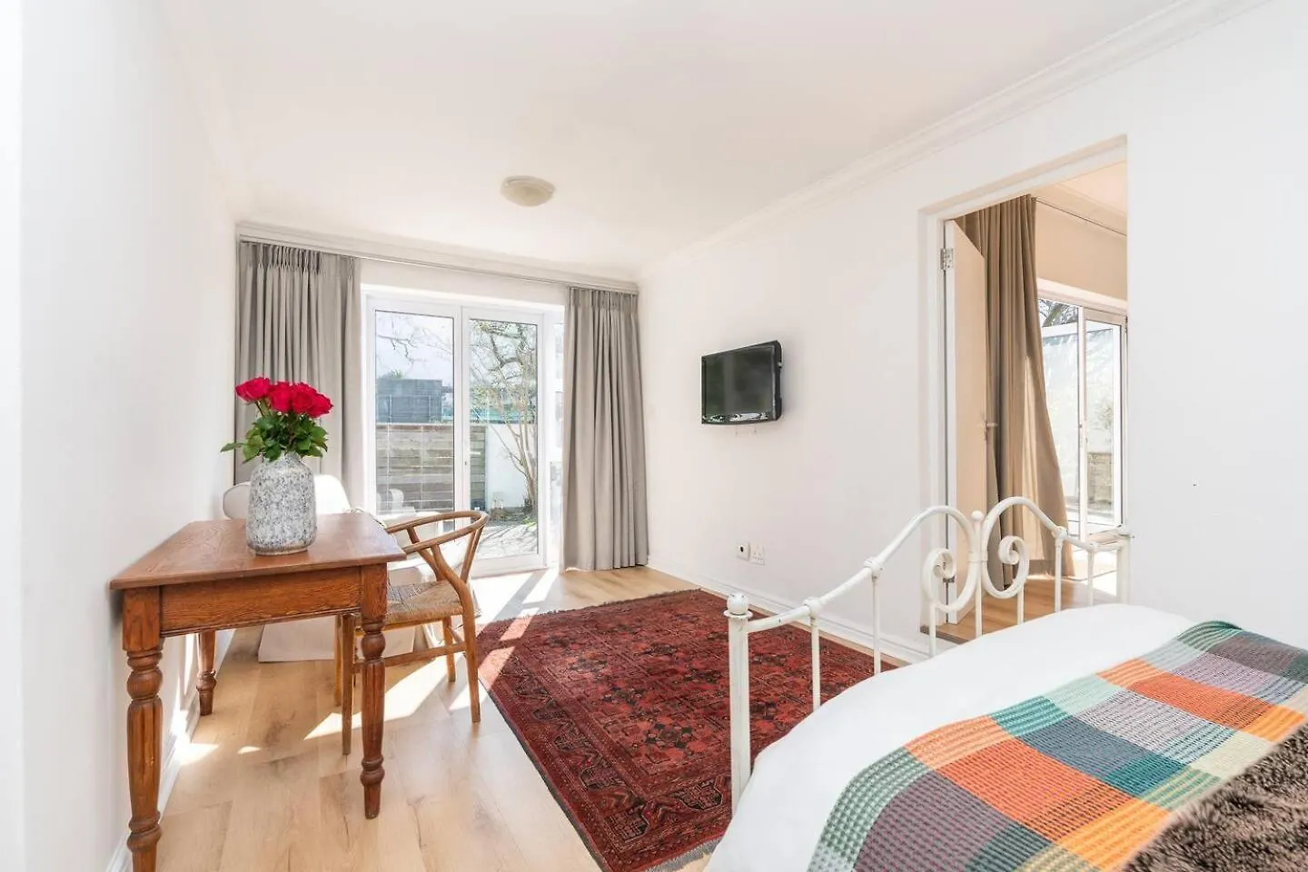 Contemporary 4-Bedroom Oasis Cape Town 0*,