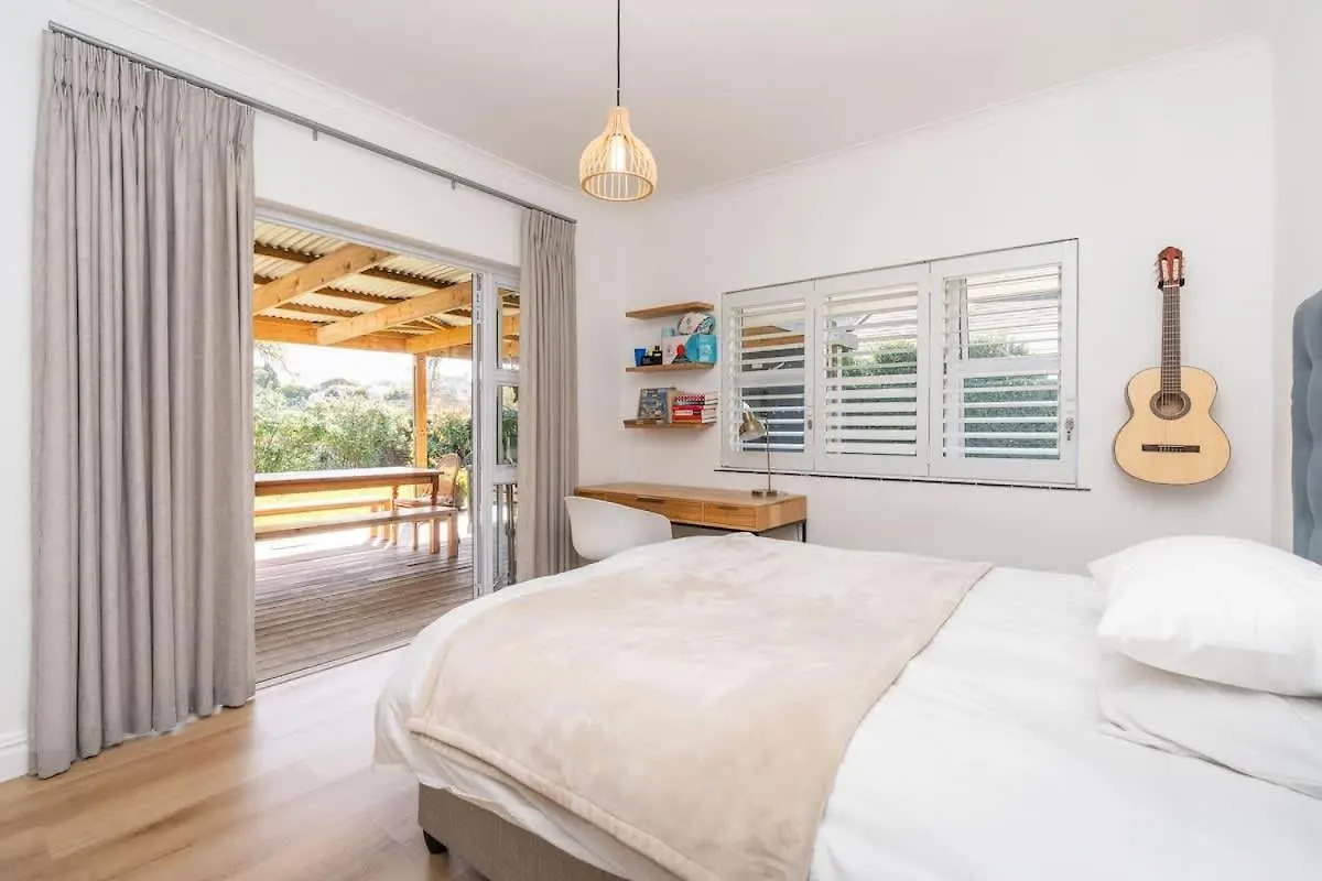 Contemporary 4-Bedroom Oasis Cape Town Holiday home